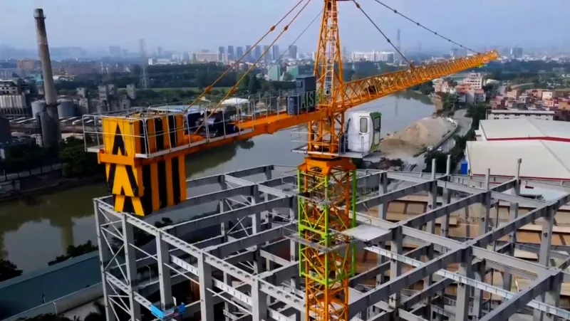 Башенный кран с маховой стрелой